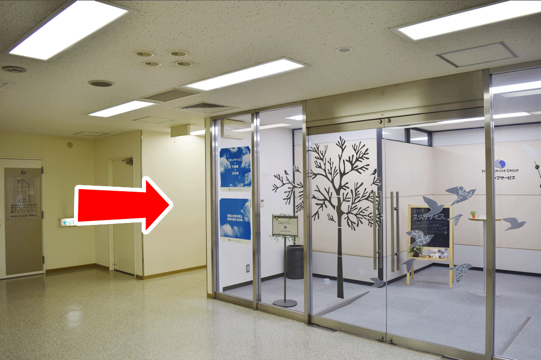 スタッフサービス様横の通路を直進